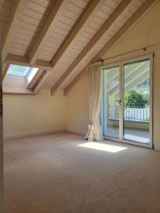 Zimmer mit Zugang zum Balkon